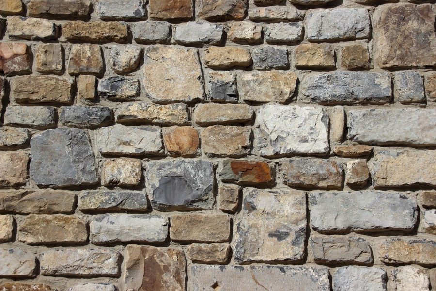 Un soggiorno con una parete di pietra: perché e come gestirla