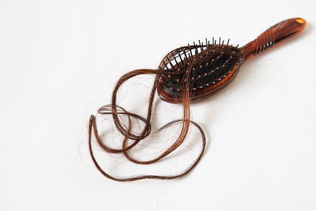 Cause e rimedi più comuni della caduta dei capelli