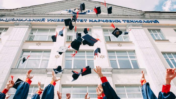 Regali di laurea non banali: ecco le migliori idee per stupire i neo-dottori