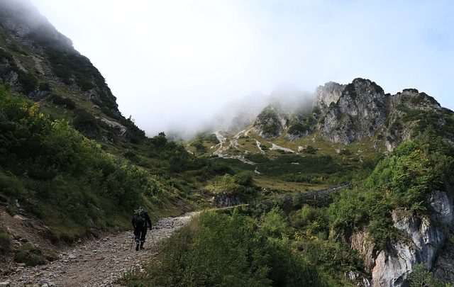I Segreti della Camminata in Montagna: Perché è il Modo Migliore per Ritrovare la Tua Salute Fisica ed Emotiva
