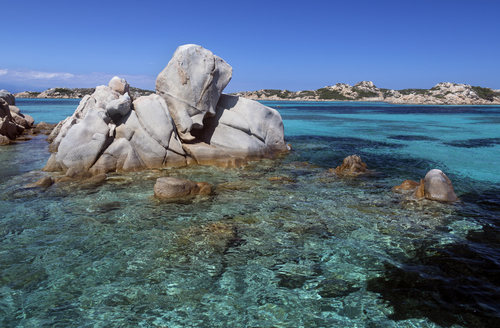 Scopri le bellezze del Parco Nazionale Arcipelago di La Maddalena con un tour in motonave