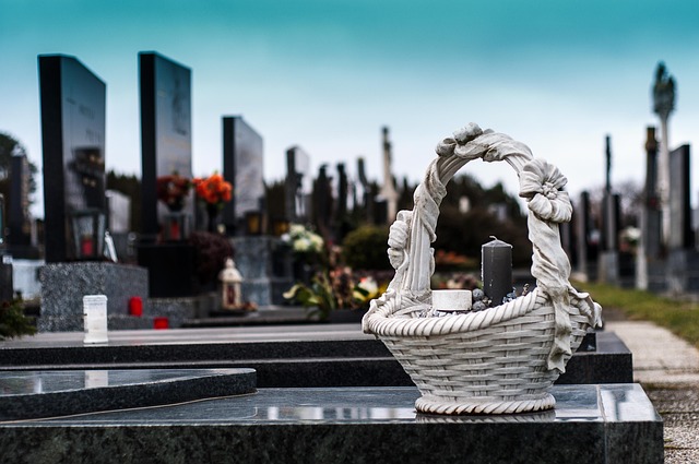 Navigare il dolore: l’arte di scrivere necrologi e annunci funebri commoventi