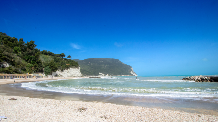 Marche adriatiche con escursioni Puglia: surf e borghi estate 2026