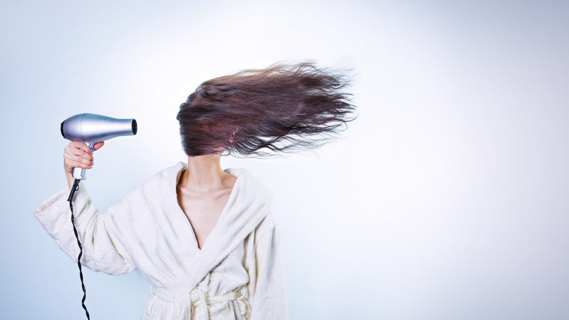 Capelli crespi dopo il phon: temperatura, direzione dell’aria e tecnica di asciugatura Capelli crespi dopo il phon: temperatura, direzione dell’aria e tecnica di asciugatura